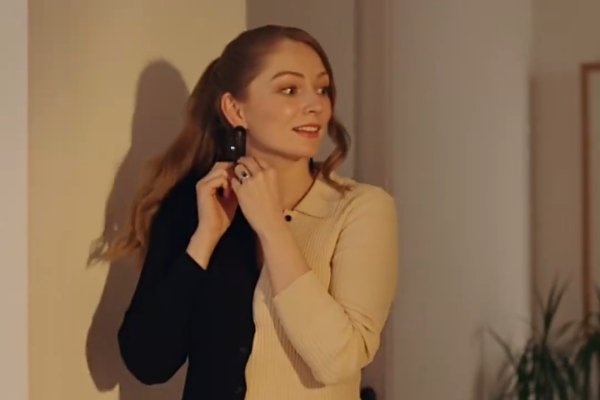 Haley Lohrli plays Renee, an ex-wealthy heiress in How to Dump a Hockey Star